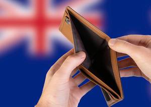 Leerer Geldbeutel aus Leder mit Flagge von Neuseeland. Rezession und Finanzkrise werden mit mehr Schulden und Bundeshaushaltdefizit einhergehen