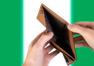 Leerer Geldbeutel aus Leder mit Flagge von Nigeria. Rezession und Finanzkrise werden mit mehr Schulden und Bundeshaushaltdefizit einhergehen