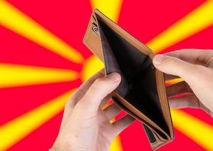 Leerer Geldbeutel aus Leder mit Flagge von Nordmazedonien. Rezession und Finanzkrise werden mit mehr Schulden und Bundeshaushaltdefizit einhergehen