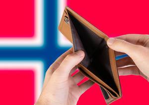 Leerer Geldbeutel aus Leder mit Flagge von Norwegen. Rezession und Finanzkrise werden mit mehr Schulden und Bundeshaushaltdefizit einhergehen