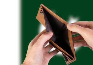 Leerer Geldbeutel aus Leder mit Flagge von Pakistan. Rezession und Finanzkrise werden mit mehr Schulden und Bundeshaushaltdefizit einhergehen