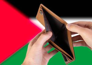 Leerer Geldbeutel aus Leder mit Flagge von Palästina. Rezession und Finanzkrise werden mit mehr Schulden und Bundeshaushaltdefizit einhergehen