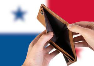 Leerer Geldbeutel aus Leder mit Flagge von Panama. Rezession und Finanzkrise werden mit mehr Schulden und Bundeshaushaltdefizit einhergehen