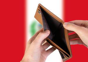 Leerer Geldbeutel aus Leder mit Flagge von Peru. Rezession und Finanzkrise werden mit mehr Schulden und Bundeshaushaltdefizit einhergehen