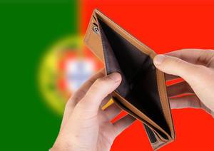 Leerer Geldbeutel aus Leder mit Flagge von Portugal. Rezession und Finanzkrise werden mit mehr Schulden und Bundeshaushaltdefizit einhergehen