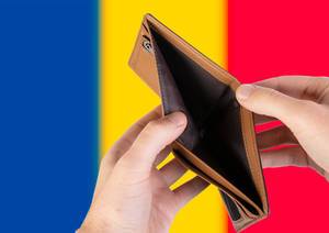 Leerer Geldbeutel aus Leder mit Flagge von Romänien. Rezession und Finanzkrise werden mit mehr Schulden und Bundeshaushaltdefizit einhergehen