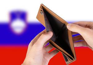 Leerer Geldbeutel aus Leder mit Flagge von Slowenien. Rezession und Finanzkrise werden mit mehr Schulden und Bundeshaushaltdefizit einhergehen