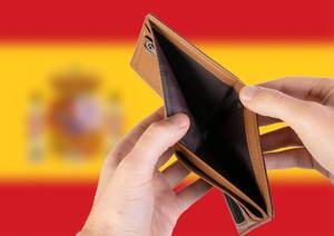 Leerer Geldbeutel aus Leder mit Flagge von Spanien. Rezession und Finanzkrise werden mit mehr Schulden und Bundeshaushaltdefizit einhergehen