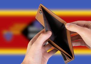 Leerer Geldbeutel aus Leder mit Flagge von Swasiland. Rezession und Finanzkrise werden mit mehr Schulden und Bundeshaushaltdefizit einhergehen