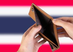 Leerer Geldbeutel aus Leder mit Flagge von Thailand. Rezession und Finanzkrise werden mit mehr Schulden und Bundeshaushaltdefizit einhergehen
