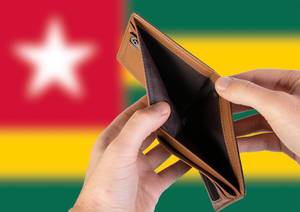 Leerer Geldbeutel aus Leder mit Flagge von Togo. Rezession und Finanzkrise werden mit mehr Schulden und Bundeshaushaltdefizit einhergehen