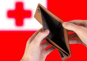 Leerer Geldbeutel aus Leder mit Flagge von Tonga. Rezession und Finanzkrise werden mit mehr Schulden und Bundeshaushaltdefizit einhergehen