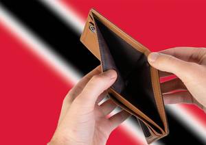 Leerer Geldbeutel aus Leder mit Flagge von Trinidad und Tobago. Rezession und Finanzkrise werden mit mehr Schulden und Bundeshaushaltdefizit einhergehen
