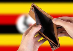 Leerer Geldbeutel aus Leder mit Flagge von Uganda. Rezession und Finanzkrise werden mit mehr Schulden und Bundeshaushaltdefizit einhergehen