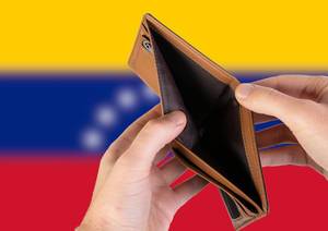 Leerer Geldbeutel aus Leder mit Flagge von Venezuela. Rezession und Finanzkrise werden mit mehr Schulden und Bundeshaushaltdefizit einhergehen