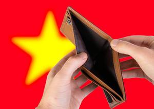 Leerer Geldbeutel aus Leder mit Flagge von Vietnam. Rezession und Finanzkrise werden mit mehr Schulden und Bundeshaushaltdefizit einhergehen