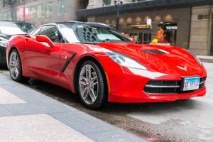 Legendärer Sportwagen: rote Corvette in Downtown Chicago geparkt