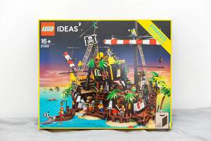 LEGO Ideas 21322 Pirates of Barracuda Bay package on a white background