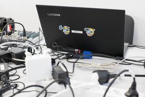 Lenovo Notebook und viele Kabel auf dem Tisch