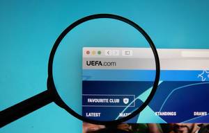 Leselupe über dem Logo der UEFA in geöffnetem Internetbrowser