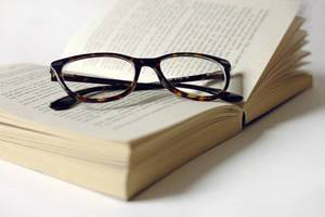 Lesezeit: Brille mit Buch