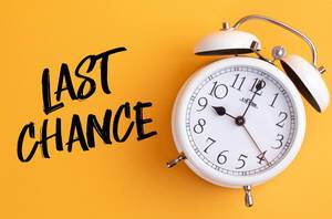 Letzte Chance: Wecker mit dem Text ‘Last chance’ vor gelbem Hintergrund