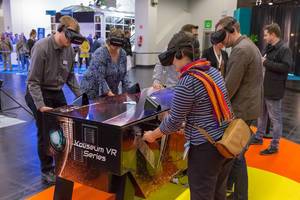 Leute spielen virtuellen Tischfussball Koliseum VR Series mit VR Brillen