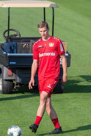 Leverkusen-Fußballspieler Sven Bender allein mit Fußball auf dem Trainingsgelände