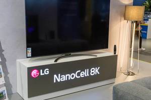 LG Fernseher NanoCell 8K mit AI ThinG, in aufbaute Wohnzimmeratmosphäre