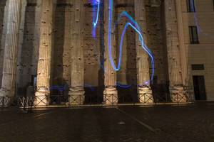 Lichtspiele auf einer Fassade eines historischen Gebäudes bei Nacht in Rom