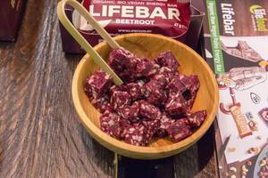 Lifebar Protein - Bio Organischer Vegan-Paleo-Riegel mit roter Bete zum Probieren in einer Schale aus Holz