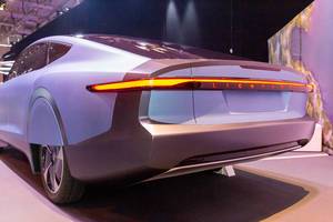 Lightyear - das Solarauto Heckansicht mit Licht, futuristisch und elegant