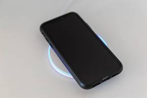 Limxems 10W fast wireless charger with blue light charges Iphone