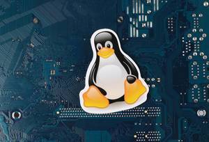Linux Logo vor einer elektronischen Leiterplatte als Hintergrund