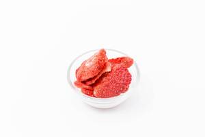 Lio Bites - getrocknete Bio Erdbeeren in Glasschale auf weißem Hintergrund