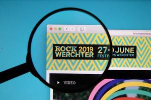 Logo auf der Internetseite des Rock Werchter Festivals durch Lupe betont
