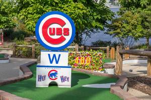 Logo dem Baseball-Team Chicago Cubs beim City Mini Golf in Chicagos Maggie Daley Park
