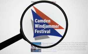 Logo des Camden Windjammer Festivals, einem Segelfestival, hinter Lupe