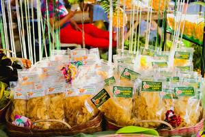 Lokal hergestellte Bananenchips an einem Marktstand zum Verkauf ausgestellt