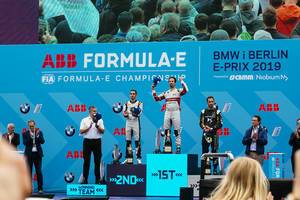 Lucas di Grassi, Sébastien Buemi und der französische Rennfahrer Jean-Éric Vergne feiern auf dem Siegerpodest auf einem Podium
