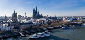 Lufbild: Kölner Altstadt, Dom und Anliegestelle mit Schiff