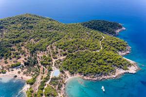 Luftaufnahme der unberührten Natur der Insel Spetses und dem griechischen Strand Zogeria