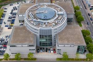 Luftaufnahme des Gebäudekomplex der Mercedes-Benz Niederlassung in Köln-Ehrenfeld, mit großem Mercedesstern auf dem runden Glasdach