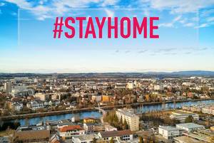 Luftaufnahme einer Stadt mit #stayhome Text
