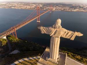 Luftaufnahme von hinten Cristo Rei Statue und Ponte 25 de Abril Brücke in Almada Lissabon