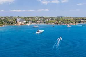 Luftaufnahme von Motorbooten und Luxusyachten auf dem blauen Meer, vor der Küste bei Kosta, Griechenland