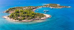 Luftaufnahme von Yachten in der Bucht der unbewohnten Insel Chinitsa Nisi bei Porto Heli, Griechenland