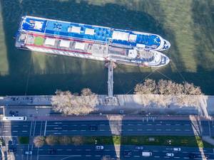 Luftbild: Anlegestelle mit zwei Schiffen am Rhein