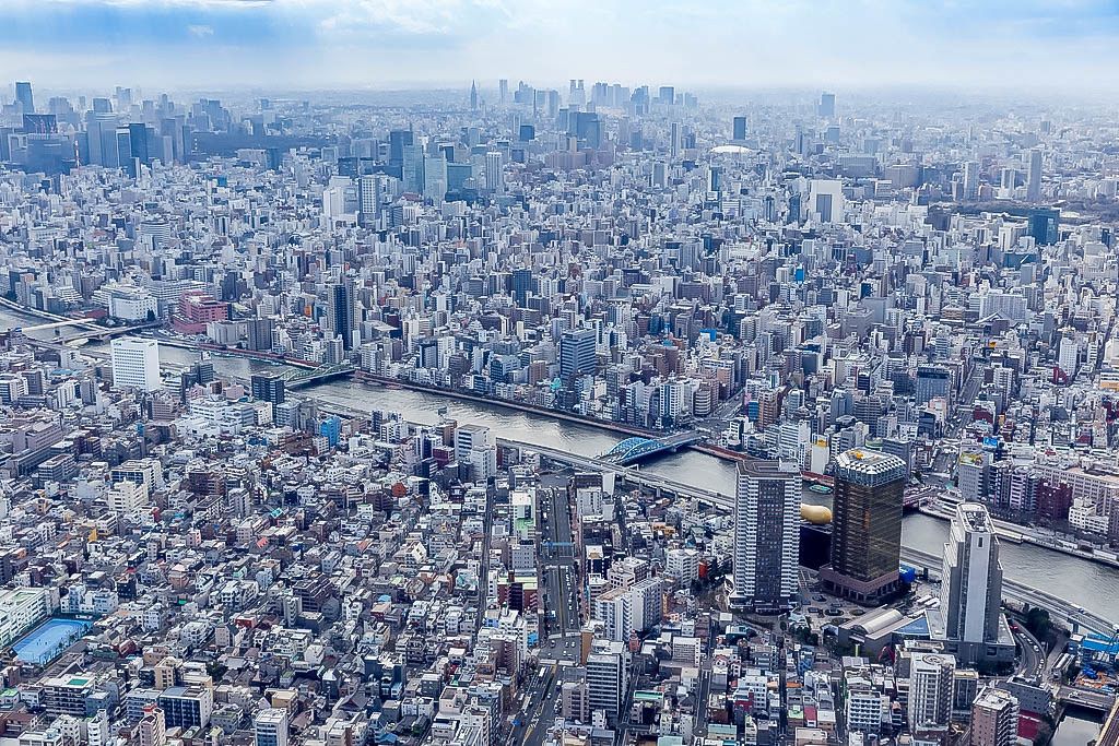 Luftbild auf den Fluß Sumida in der japanischen Hauptstadt auf Honshū