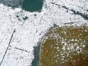 Luftbild: Decksteiner Weiher im Winter von oben